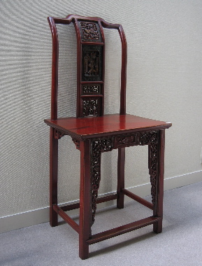 中国清朝時代のアンティーク椅子。落ち着いた朱塗椅子に施された