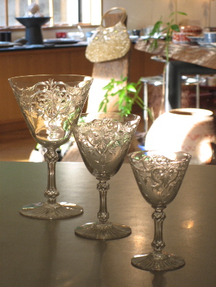 アンティーク・バカラ。繊細なカット技法と美しく気品高い輝きを放つワイングラスからシャンパングラスまで揃いました。JMギャラリー
